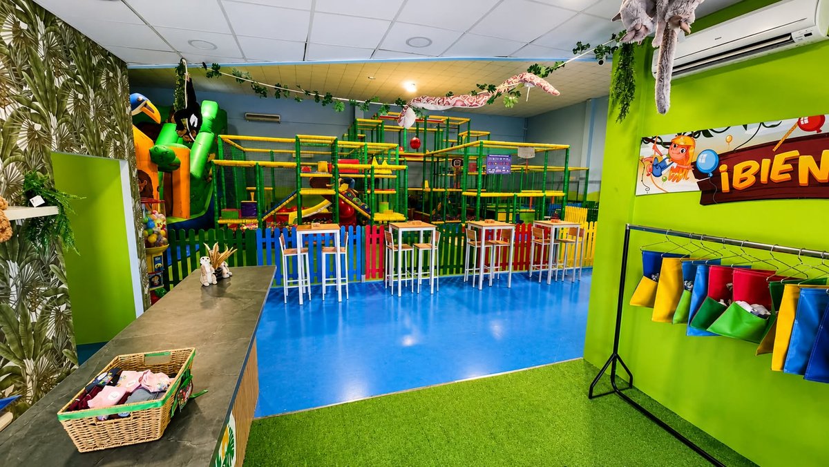 Instalaciones de juego por horas y parque de bolas Diverjungla